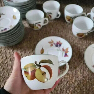 1986 Royal Worcester cups, Saucers and plates set